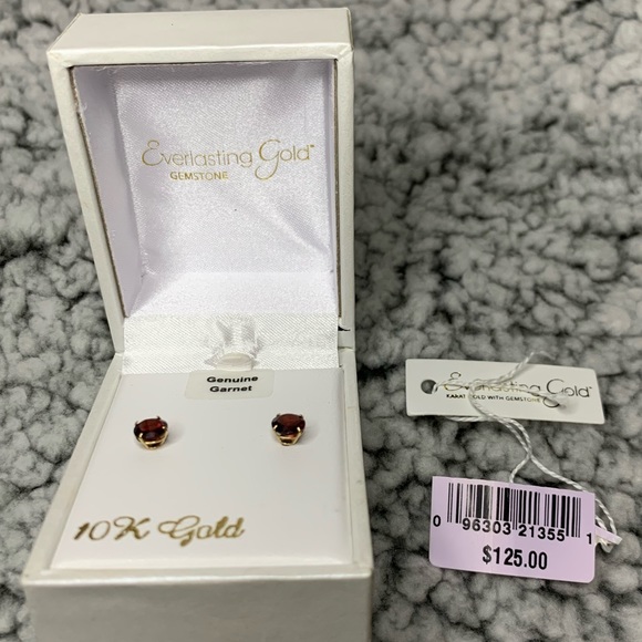 Vintage Jewelry - 💕10k YG Genuine Garnet Stud Earrings💕 Vintage Jewelry - 💕10k YG Genuine Garnet Stud Earrings💕